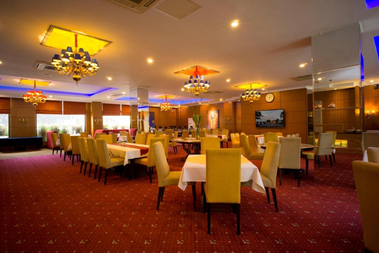 Bumi Senyiur Hotel Samarinda Buitenkant foto