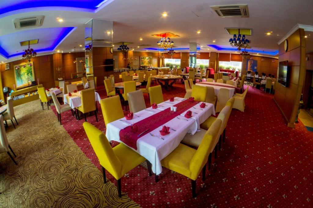 Bumi Senyiur Hotel Samarinda Buitenkant foto