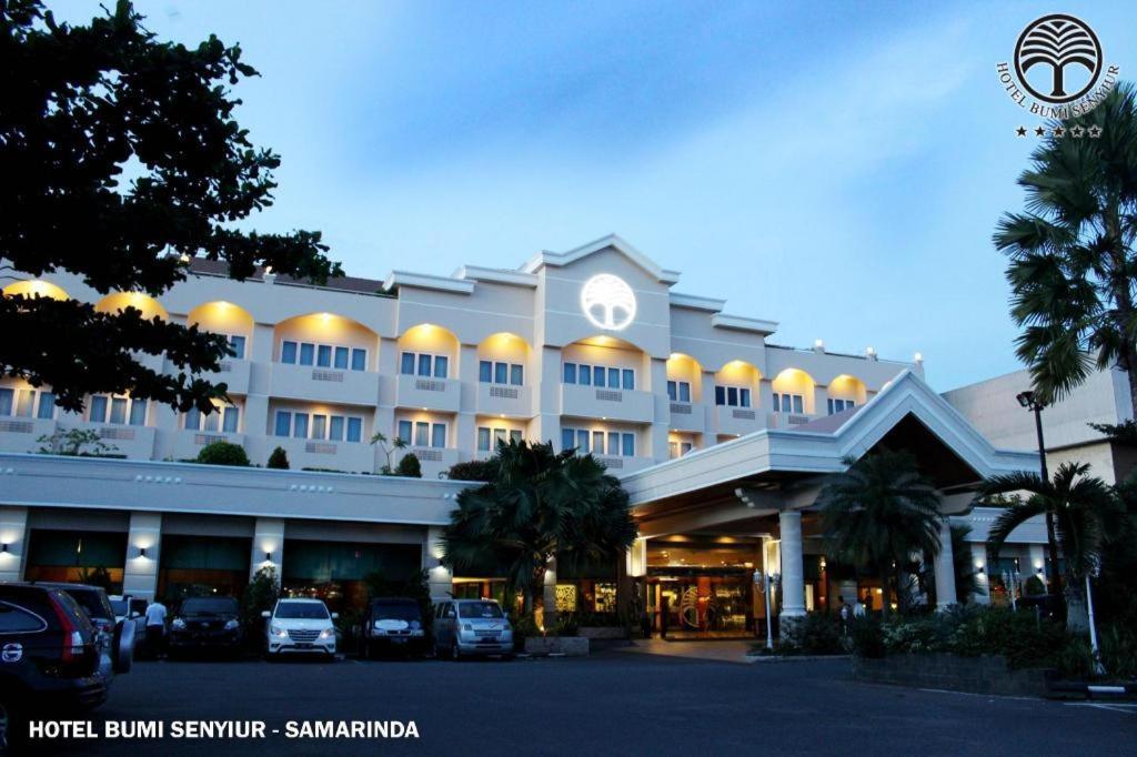 Bumi Senyiur Hotel Samarinda Buitenkant foto
